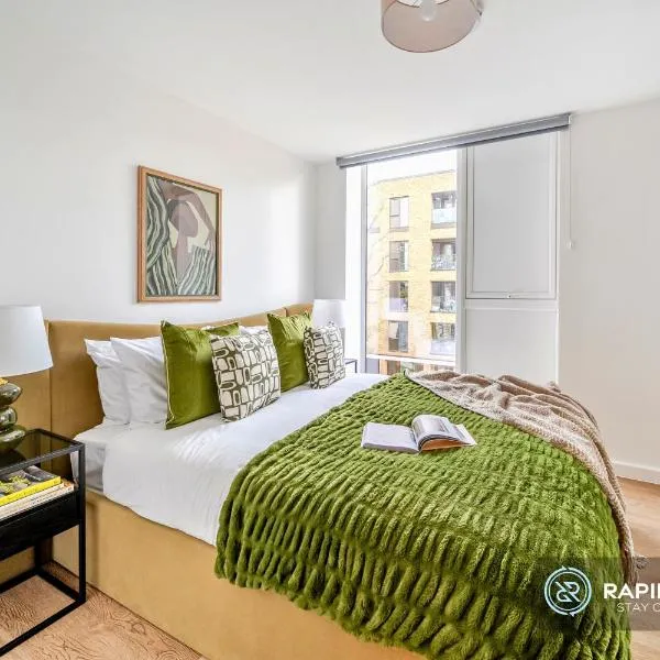 BRAND NEW! Modern & Spacious Serviced Apartments With FREE Parking & Gym by Rapid Returns - Professional Host, hotel i Walton-on-Thames