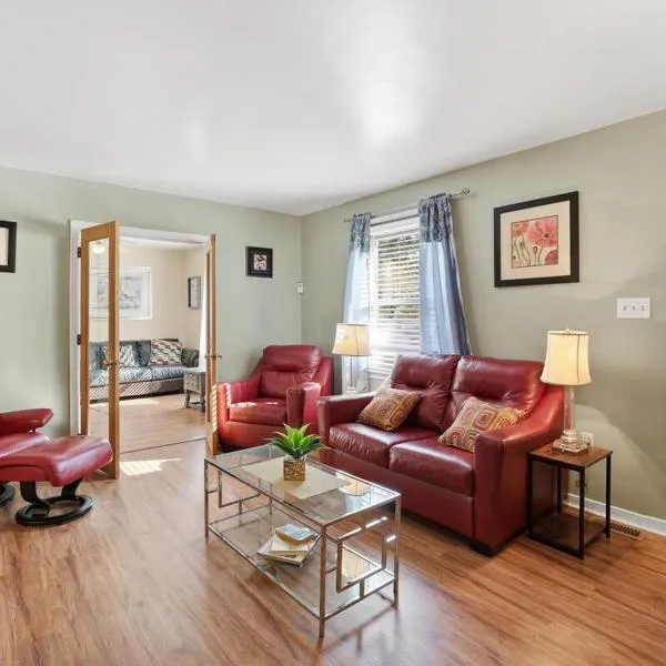 Next Stop! Comfort! 3 BR Near Amtrak Station!, hotel a Richmond