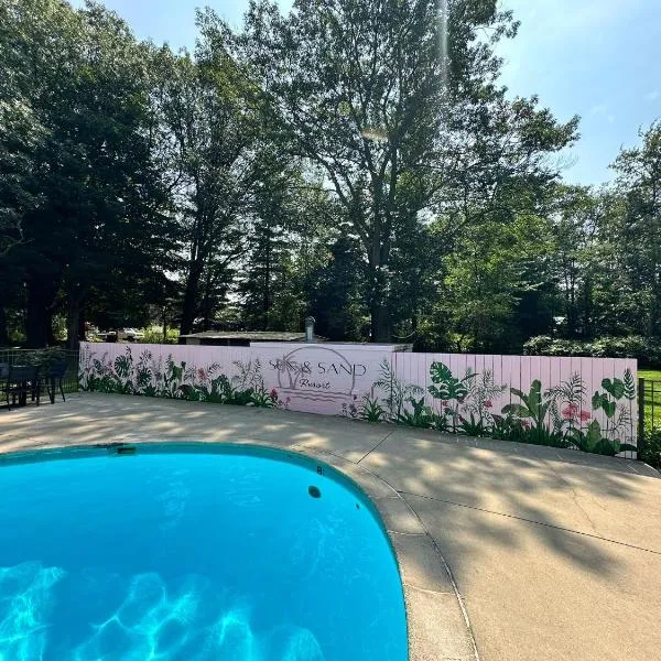 Sun & Sand Resort، فندق في Port Austin