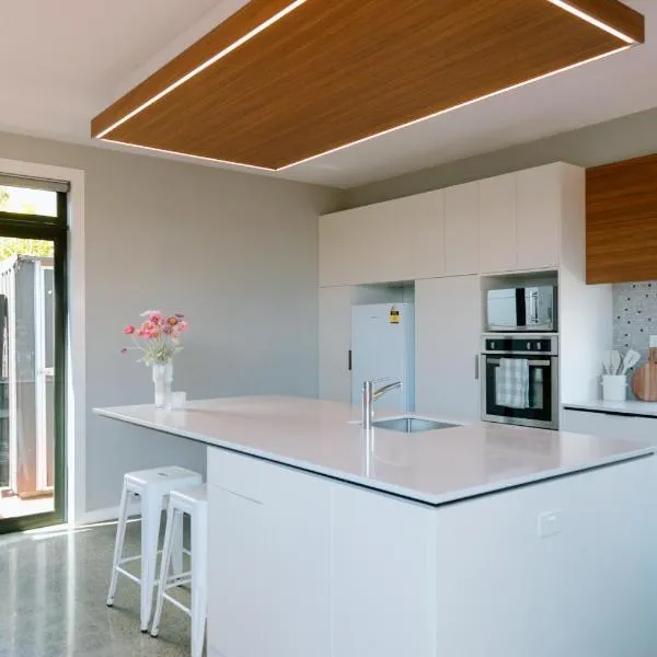 Sunny and Modern Nelson Retreat with Designer Kitchen, Hotel in Nelson