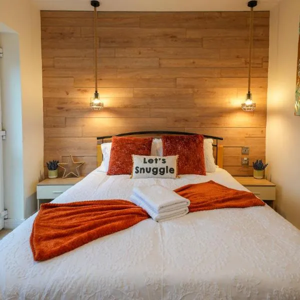 Big Studio,Two Beds with Garden Close to Center, Train, Hospital Long Booking Welcome, Hotel in Eastbourne