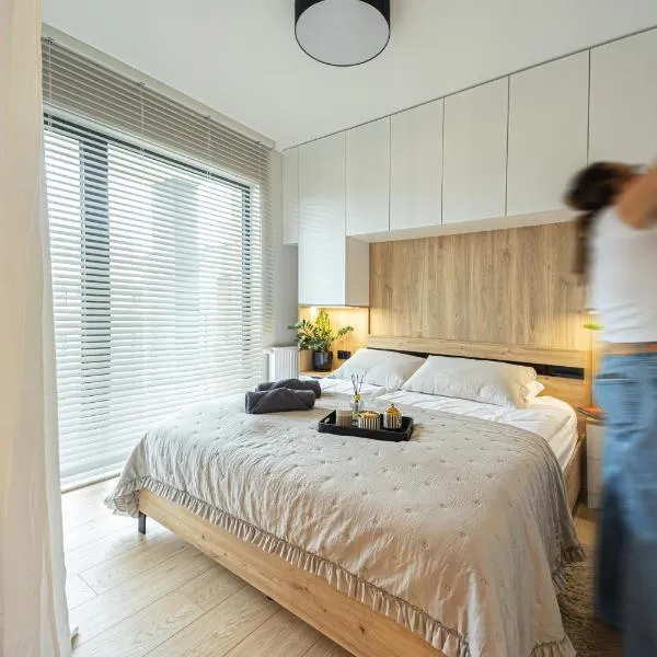 Marina Ostróda III - widok na jezioro, podziemny garaż, winda, klimatyzacja, wanna i prysznic, 2 łazienki, lux, ξενοδοχείο σε Οστρόντα