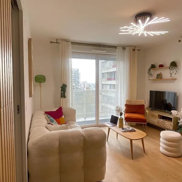 Ins apartment - 2 bedrooms - metro parking prive, hotel i Bagnolet