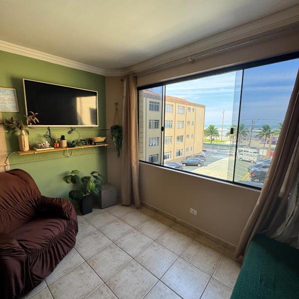 Apartamento pé na areia na Vila Caiçara Wi-Fi e estacionamento