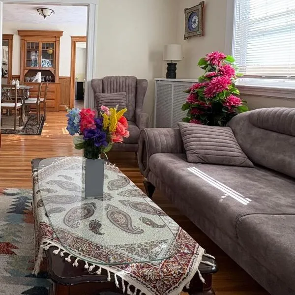 Cozy Stay on Historic Mt Auburn 5 Min to Harvard, hotel in Watertown