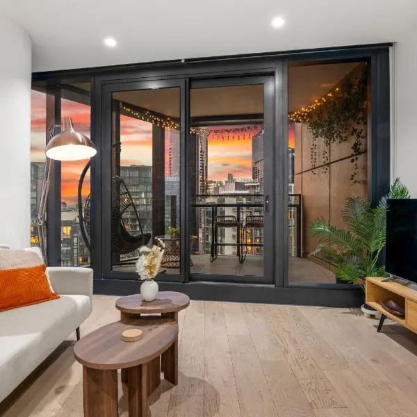 Skyline 2BR Sunset Retreat Balcony Bar & Views, khách sạn ở Melbourne