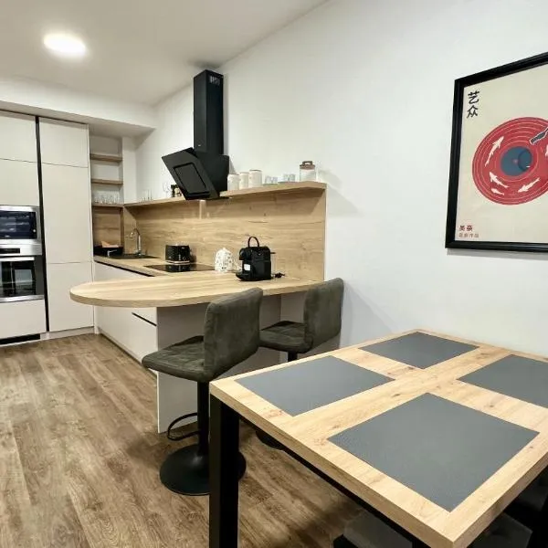 Black Lotus III l 24hr Self Check-in l City centre l Free parking, hotel in Banská Bystrica