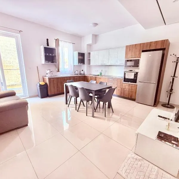 Cosy Modern Stay in Gzira Centre، فندق في إيل جزيرا