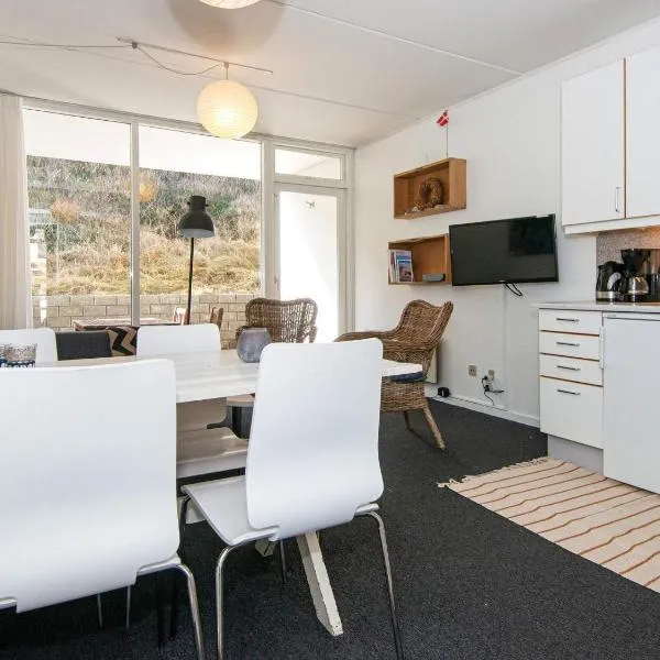 4 person holiday home in Ringkøbing，靈克賓的飯店