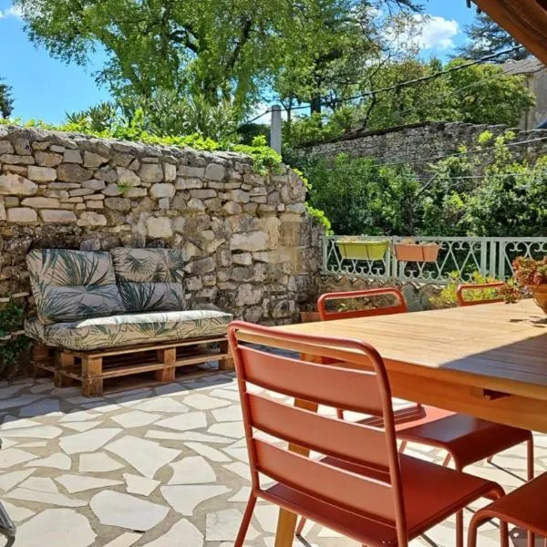 Collias Bord du Gardon, near Uzès and Pont du Gard, hôtel à Collias