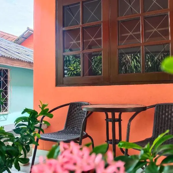 Friends Retreat - Phuket Airport، فندق في Ban Bo Han