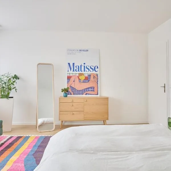 Central rooftop apartment with city view, hotel i Basel