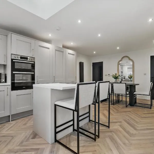 Newly renovated Atherton home by Train station, khách sạn ở Atherton