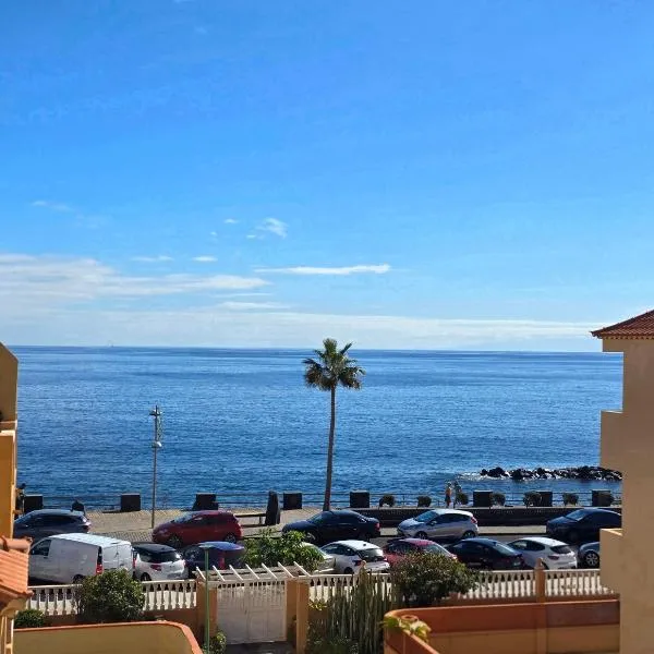 Paradise Caletillas BeachFront Duplex with Pool & Parking, hotelli kohteessa Candelaria