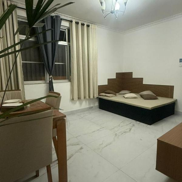 Barra - Espaçoso Apt frente Shopping Barra - 100 m2, 3 quartos, 2 toaletes, varanda, sala e cozinha completa, 3 camas casal, 1 cama de solteiro - Foto 5