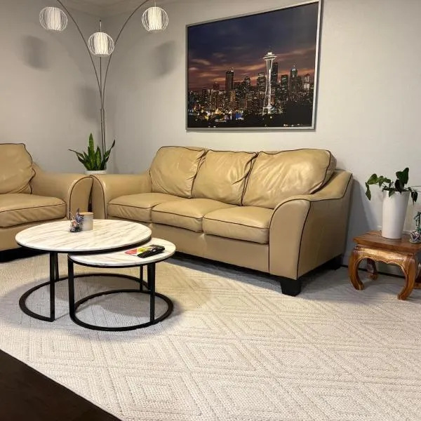 Two fully independent unit - a modern house and a private apartment, each with its own entrance, located just 15 min from Sea-Tac Airport and 5 min from Des Moines Marina, hotel v destinaci Des Moines