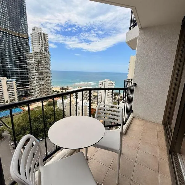 Ocean-view hotel room on Level 17 in central Surfers Paradise, hotel em Gold Coast