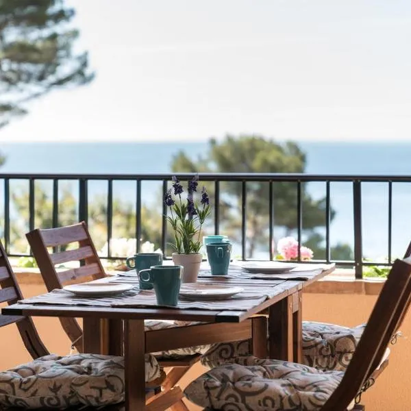 SeaHomes Vacations - Cala Banys Seafront Apt & PKG, Hotel in Lloret de Mar