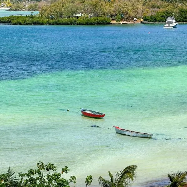 Lorlagon 2-Bedroom Beachfront Apartment by LOV Mauritius, hotel u gradu Trou dʼ Eau Douce