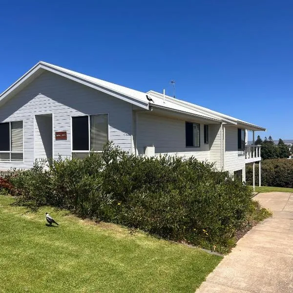 Your coastal retreat awaits at Birdies & Waves - linen and towels inc โรงแรมในGoolwa South