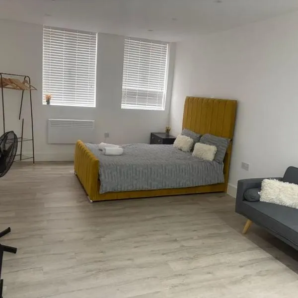 Bright Studio Near Kew Gardens & Heathrow, hotel in Hounslow
