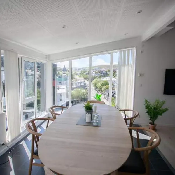 3BR Modern Penthouse Apartment in the Heart of Torshavn, hotel a Tórshavn