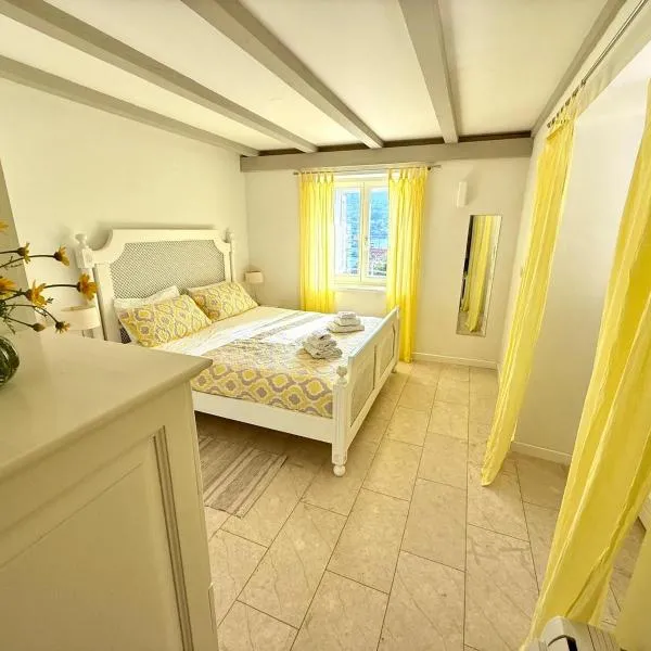 JASMINE DELUXE APARTMENT with super-king bed, large sun terrace and spectacular views, khách sạn ở Vis