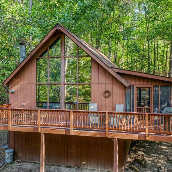 Fox Hollow - Hot Tub, Wifi, Pet Friendly, Screen Porch, Deck, Recreation Center, Pool Access, Golf Nearby, Hiking, Grill, Fireplace, King Bed, hotel i Hedgesville