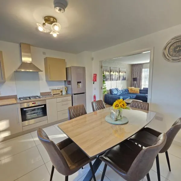 Entire Spacious 3-Bed Family Home, City Centre, Free Parking, Garden – hotel w Glasgow