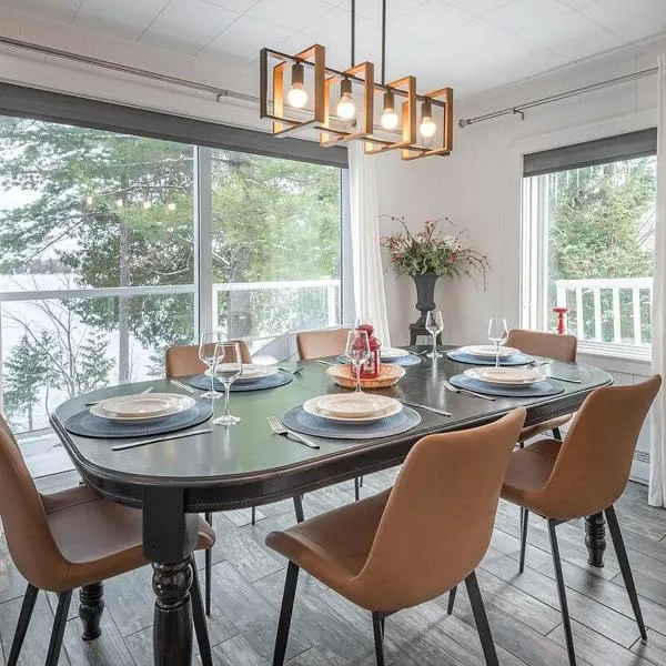 Cozy Chalet With a Panoramic Lake View and Spa, viešbutis mieste Chertsey