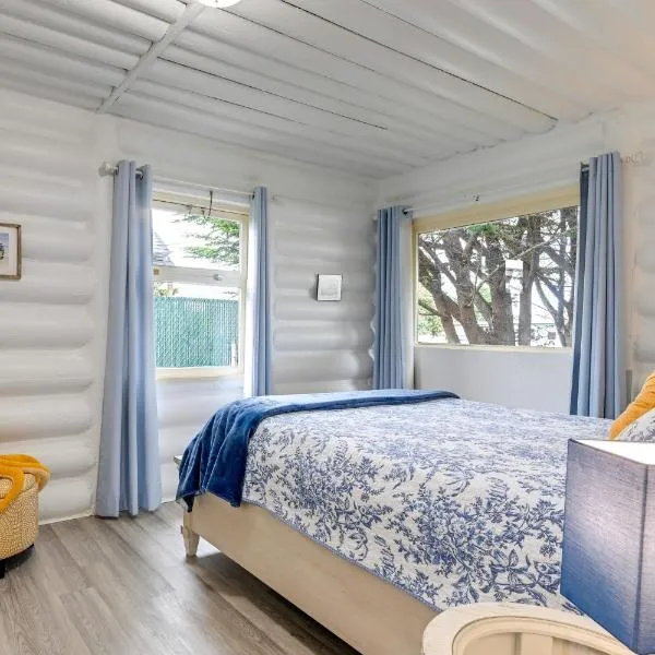 Unique Dog-Friendly Log Cabin Short Walk to Ocean, hotel in Crescent City