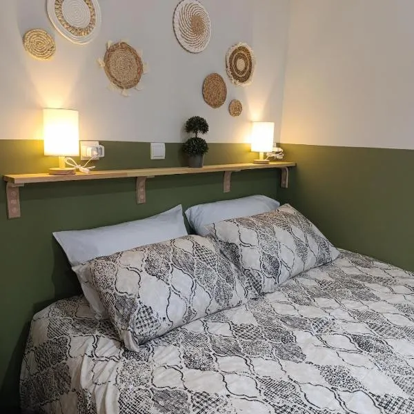 Studio 35 - Modern & Cozy Studio in Chalandri City Center, hotel sa Athens