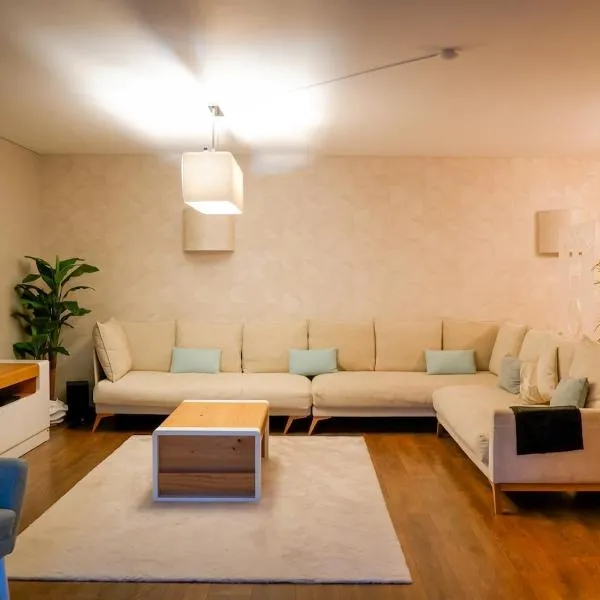 Luxury 2BR Spacious & Stylish with Patio near Metro, hotel em Odivelas
