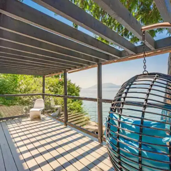 SALT COTTAGE Waterfront Guest House with Superb Views, hotel v destinaci West Vancouver