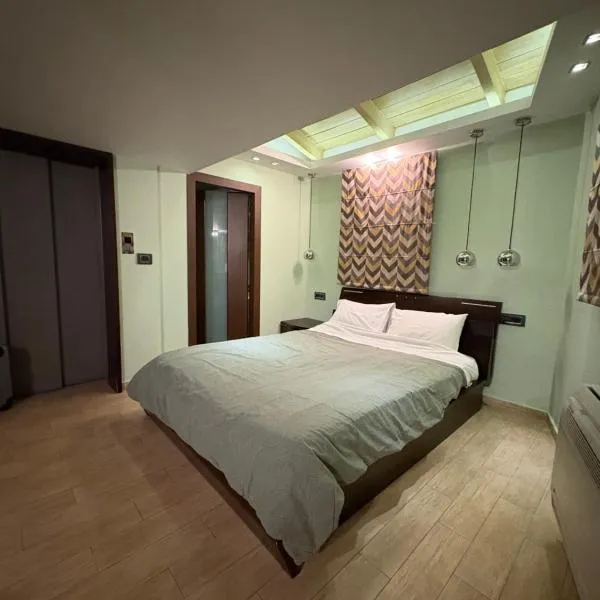 Uplift Hideaway Jacuzzi，位于帕特雷的酒店