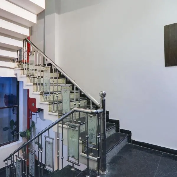 Super Townhouse Hotel Vaishnavi Inn, hotel Lakhnauban