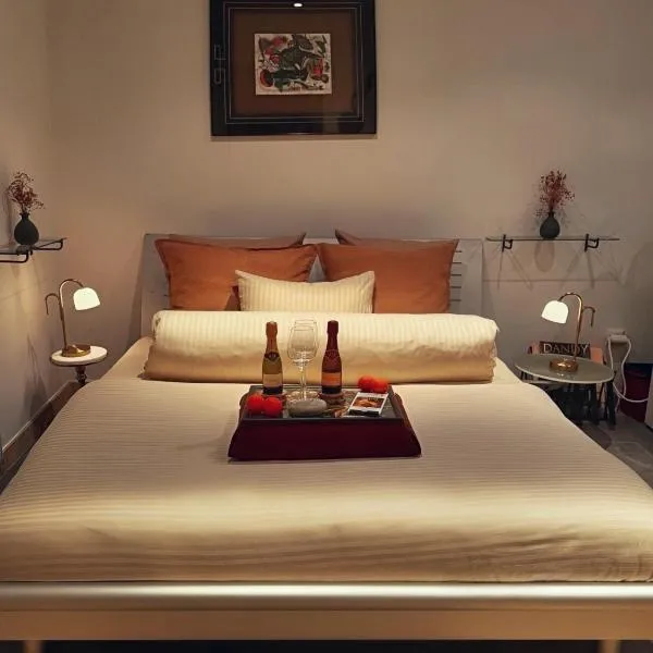 Historic Town Luxe and Epic View, hotel v destinaci Clausen