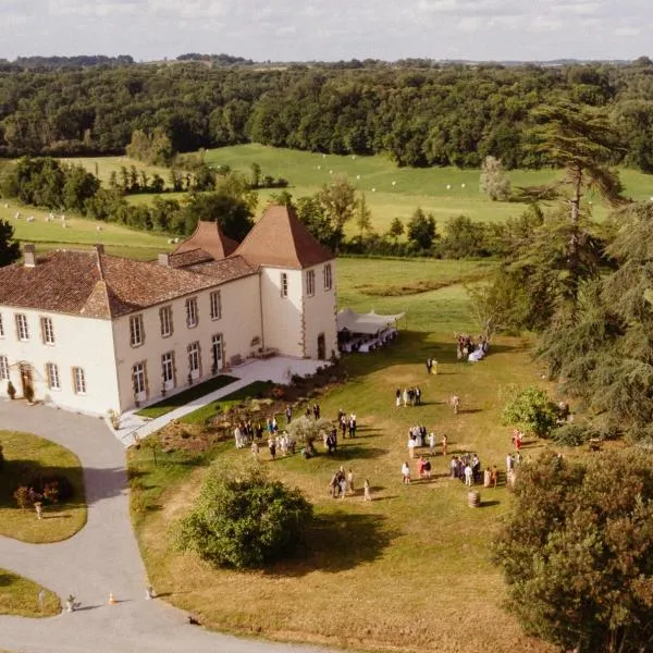 Château de Mauhic - 15th century、Loubédatのホテル