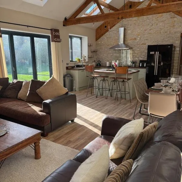 Trendy Barn Conversion Families & Groups Sleeps 8 Fibre WiFi, hotel a Radstock