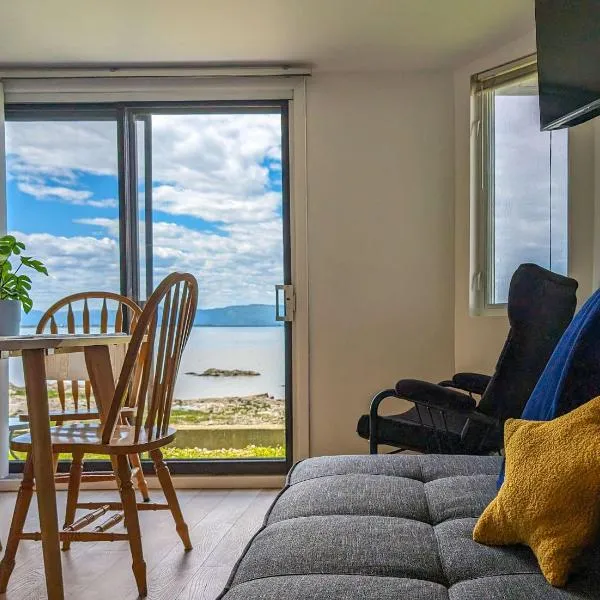 Chalet Studio #6 Waterfront with Spa, Fireplace & Wifi โรงแรมในCap-Saint-Ignace