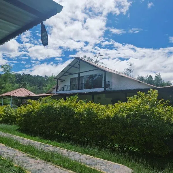 Habitación Orquídea - Hospedaje Rural La Fortaleza、San Miguelのホテル