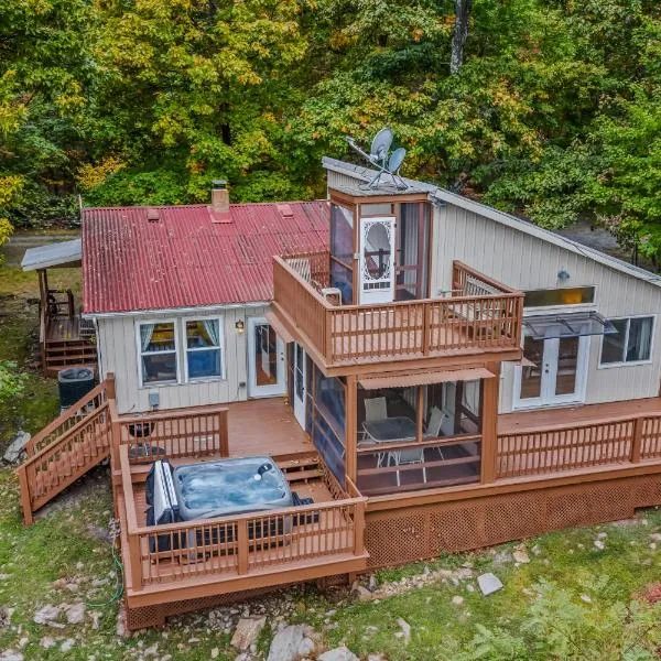 Above Sleepy Hollow - Rooftop Deck, Amazing Views, Hot Tub, Pet Friendly, Screen Porch, Wifi, EV Station, Games, Trails, Wood Stove, Charcoal Grill, Lake Access, King Bed, hotel em Hedgesville