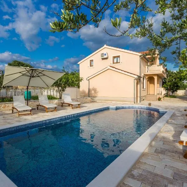 Villa Tina with Swimming Pool, Tennis court, Games room, Sauna, Gym, BBQ、Poličnikのホテル