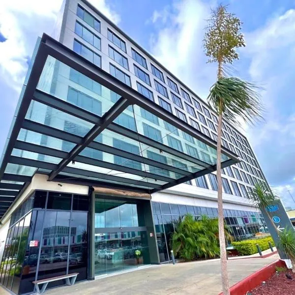 Fiesta Inn Express Cancún Cumbres, hotel in Cancún