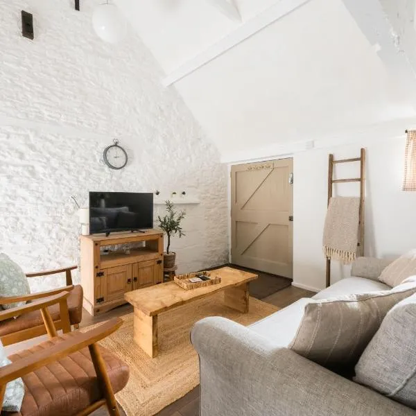 Snug Cotswolds Farm Cottage - The Henloft, Hotel in Lechlade