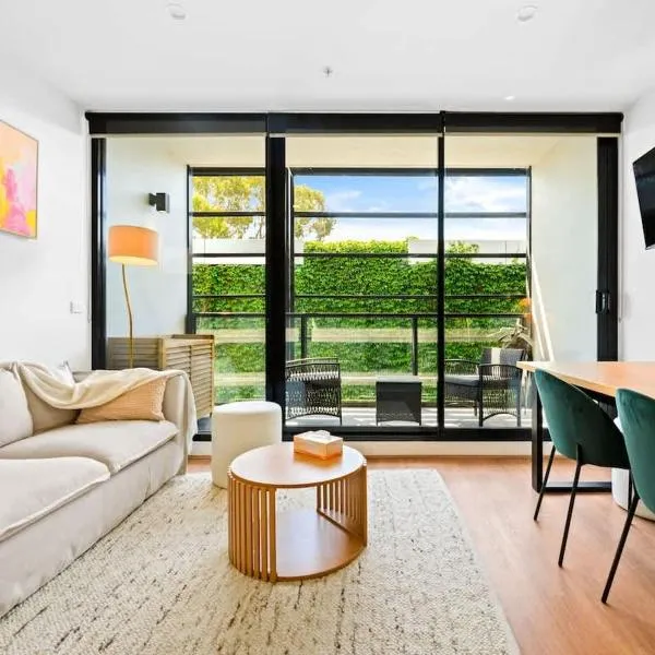 Modern 2BR Apt next to Gosch's Paddock w parking, hotel em Melbourne