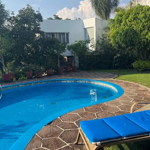 Casa con hermoso jardín y terraza, hotel en Cuernavaca