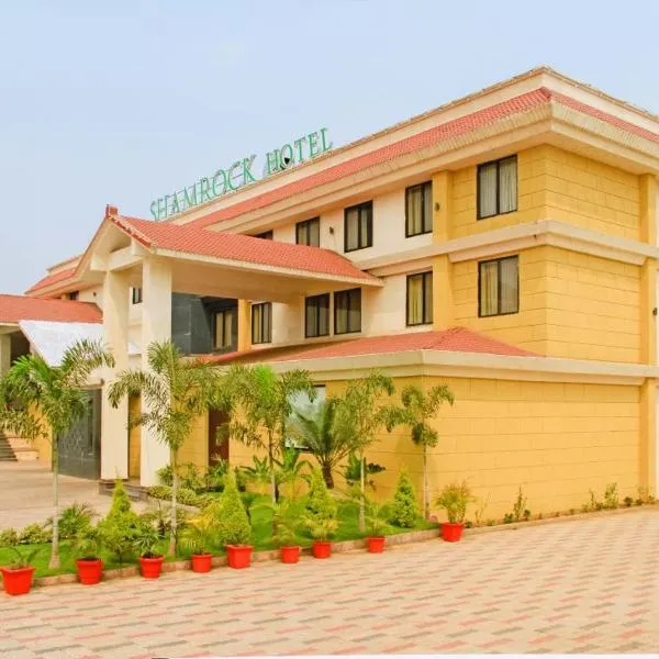 Shamrock Greens by Jardin Hotels, hotel in Dharmpura