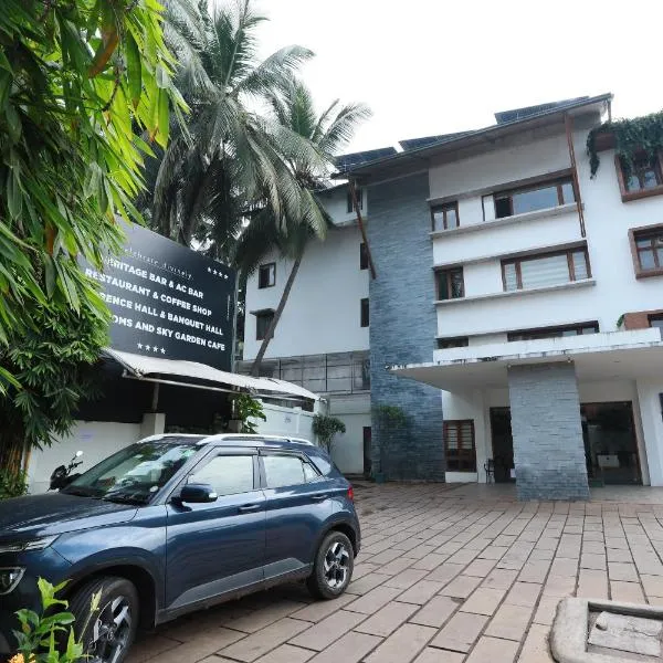 Devalokam Grand, hotel en Edappāl