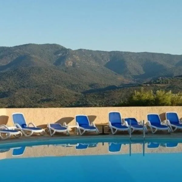 Grand F2 clim wifi lave linge vue mer résidence piscine mer à pied, hotel in Serra-di-Ferro